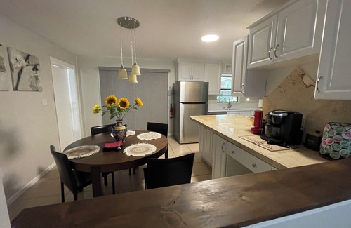 Ocala House | King, Close to Downtown and WEC, FirePit, BBQ, Netflix, Fenced Backyard, DogsOk