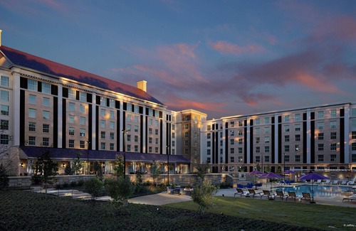Whitehaven Hotel | King Courtyard View -Pool -Gym -Birthplace of Rock ‘n’ Roll & Home of the Blues