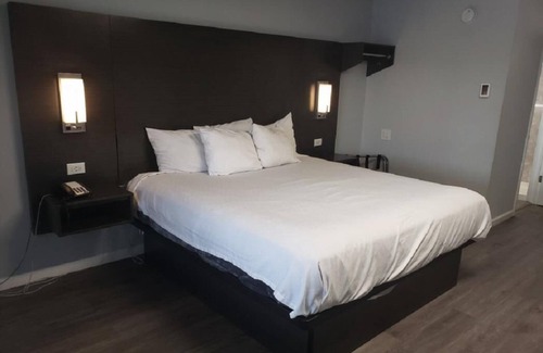 Henderson Hotel | King Non Smoking at Envi Boutique Hotel