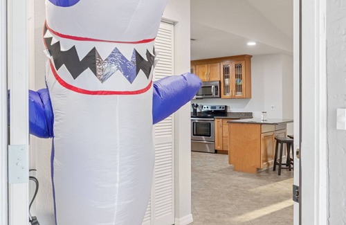 Walsingham House | King, Pool Garage Parking Full Kitchen 500Mbps 4 TVs W/D Pets Fenced Yard