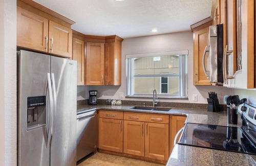 Walsingham House | King, Pool Garage Parking Full Kitchen 500Mbps 4 TVs W/D Pets Fenced Yard