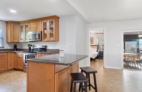 Walsingham House | King, Pool Garage Parking Full Kitchen 500Mbps 4 TVs W/D Pets Fenced Yard