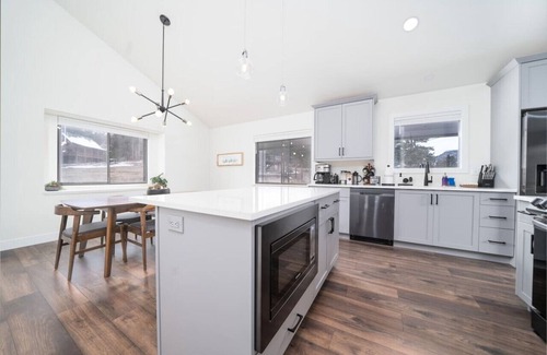 Carriage Hills Cabin | King & Q beds, views, hot tub, deck, grill