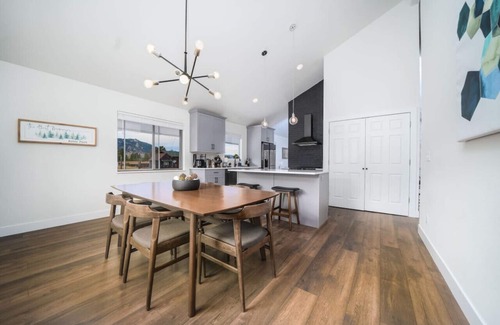 Carriage Hills Cabin | King & Q beds, views, hot tub, deck, grill