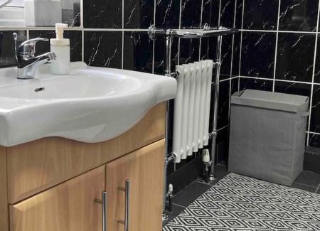 Newark Apartment | King-size bed en- suit, Luxury refurbished home