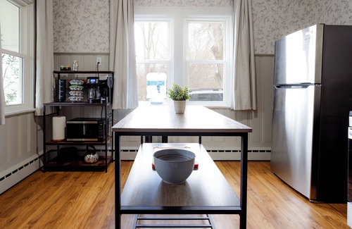 Lockport Apartment | King Size Bed, Near Hwy, Work Desk, Parking Just A Few Feet Away