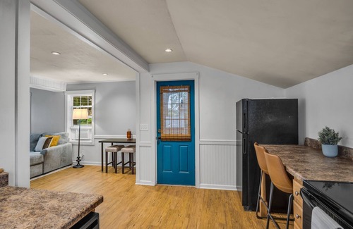 Carlisle House | King Size Beds! Close to Carlisle Fairgrounds! Private Deck!