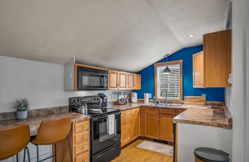 Carlisle House | King Size Beds! Close to Carlisle Fairgrounds! Private Deck!