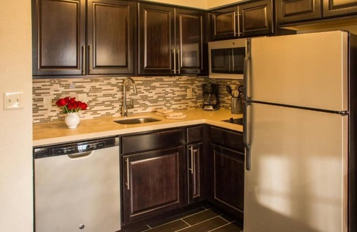 Schererville Apartment | King Studio. Free Breakfast. Indoor Pool. Gym.