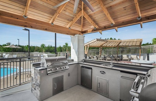 Florence Apartment | King Studio + Free Breakfast! Pool & Gym Access.