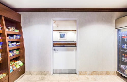 Biggs Field Apartment | King Studio | Free Breakfast Buffet. Pool & Hot Tub Access.