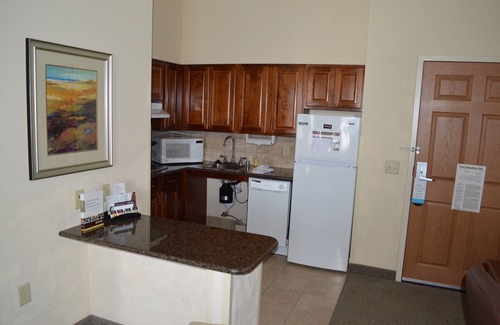 Oconomowoc Condo | King Suite. Free Breakfast. Pool. Gym. Near Aurora Medical Center!