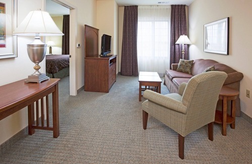 Oconomowoc Condo | King Suite. Free Breakfast. Pool. Gym. Near Aurora Medical Center!