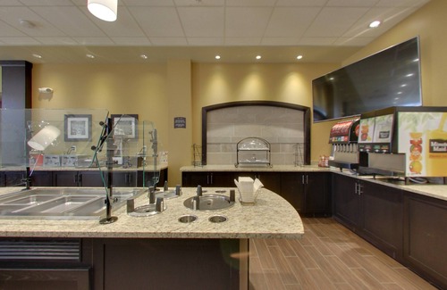 Madison Apartment | King Suite. Free Breakfast. Pool with a Slide. Near Olbrich Botanical Gardens!