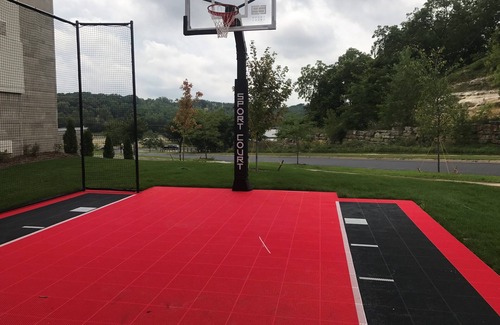 Madison Apartment | King Suite. Free Breakfast. Pool with a Slide. Near Olbrich Botanical Gardens!