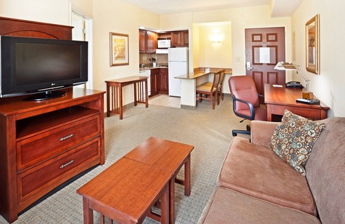 Oak Ridge Condo | King Suite. Free Breakfast. Pool & Gym. Close to the University of Tennessee Arboretum!