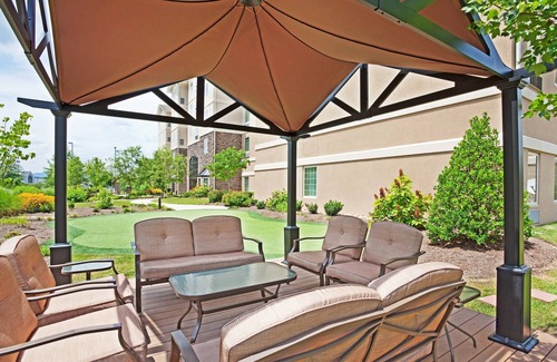 Oak Ridge Condo | King Suite. Free Breakfast. Pool & Gym. Close to the University of Tennessee Arboretum!