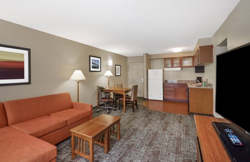White Station Condo | King Suite. Free Breakfast. Outdoor Pool. Gym. Relaxing Retreat!