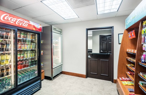 White Station Condo | King Suite. Free Breakfast. Outdoor Pool. Gym. Relaxing Retreat!