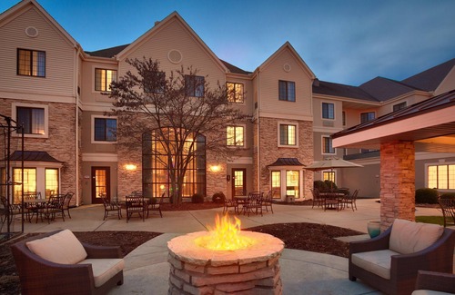 Peoria Condo | King Suite. Free Breakfast. Pool & Hot Tub. Great for Business Travelers!