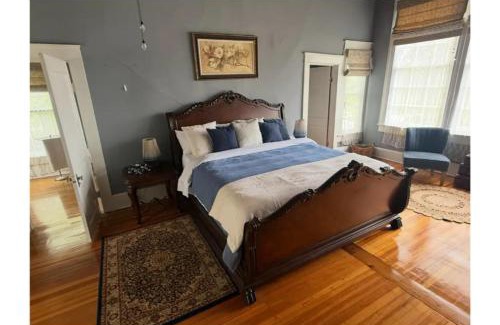 Anderson House | King Suite in Historic District, Downtown Stay