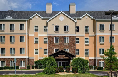 Rockford Condo | King Suite. Pool. Free Breakfast. Near Midway Village Museum!
