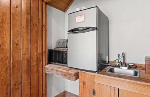 Townsend Hotel | King Suite w/Skylights | Sofa Lounge | Balcony + Trees