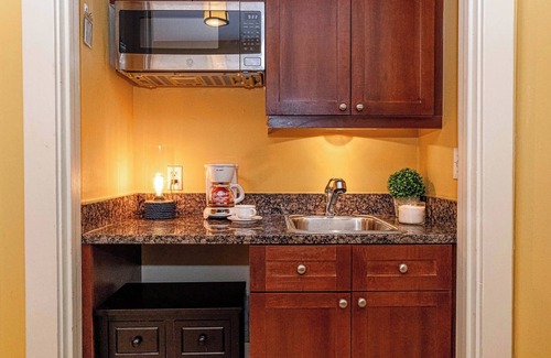 St. Augustine Condo | King Suite with full size fridge-balcony-pool courtyard view-sleeper sofa