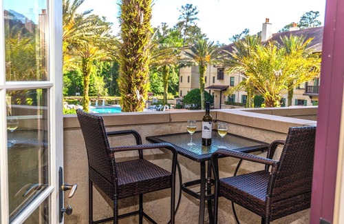 St. Augustine Condo | King Suite with full size fridge-balcony-pool courtyard view-sleeper sofa