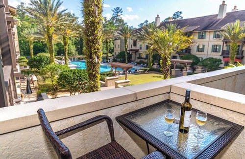 St. Augustine Condo | King Suite with full size fridge-balcony-pool courtyard view-sleeper sofa