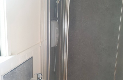 Ely Cabin | Kingfisher - Luxury Shepherd's Hut with Private Hot Tub