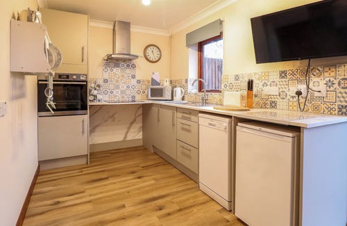 Wattisfield Cottage | KINGFISHER, pet friendly, with a garden in Rickinghall
