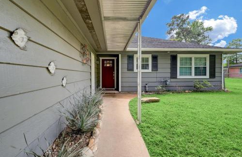 Kingwood House | Kingwood Cottage - 10 mins from IAH - Lake Front