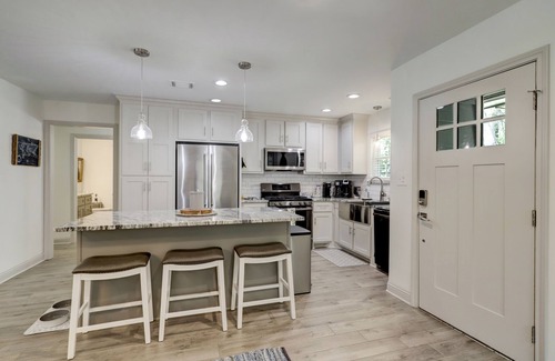 Kingwood Cottage | Kingwood Cove Cottage - 10 mins from IAH - Water Front