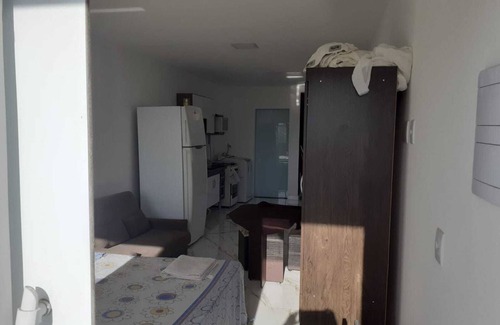 Bairro das Laranjeiras Apartment | Kitnet Branca, Pertinho da Praia e com Muita paz e Sôssego. Vem Conferir