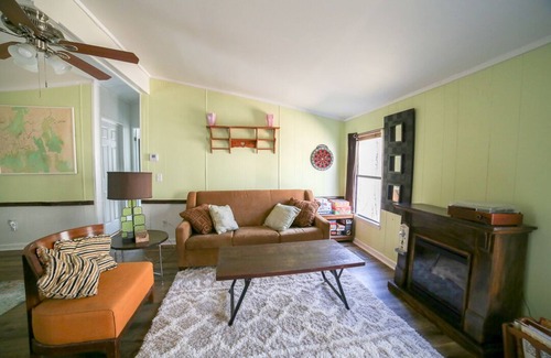 Ranger Cabin | 'Kiwi Creek' Nostalgic Retreat- Wifi, VHS Collection, Vinyl Records, Board Games