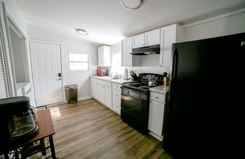 Ranger Cabin | 'Kiwi Creek' Nostalgic Retreat- Wifi, VHS Collection, Vinyl Records, Board Games