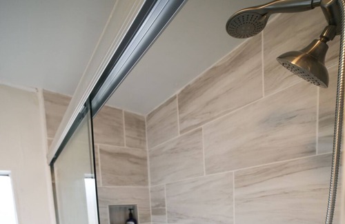 Ranger Cabin | 'Kiwi Creek' Nostalgic Retreat- Wifi, VHS Collection, Vinyl Records, Board Games