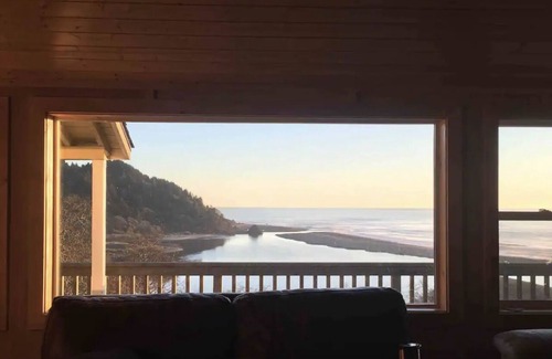 Klamath Cabin | Klamath Overlook House. 3 bedroom 2 bath with amazing views