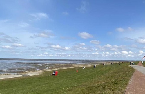 Friedrichskoog House | Kleines Doppelzimmer mit eigenem Bad und Kühlschrank, frisch saniert