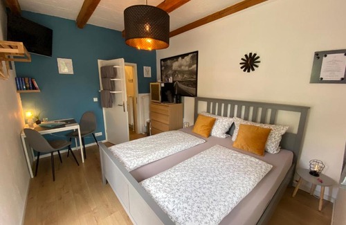 Friedrichskoog House | Kleines Doppelzimmer mit eigenem Bad und Kühlschrank, frisch saniert