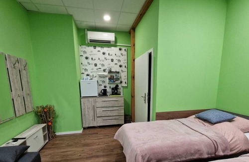 Hueckelhoven Apartment | Klimatisierte Nichtraucherzimmern mit Terrasse, Tische mit Stüllen und Grill