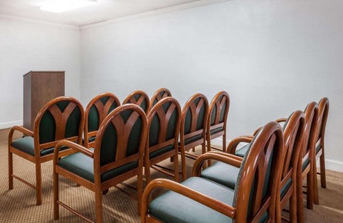 Seven Oaks Hotel | Knights Inn - Columbia