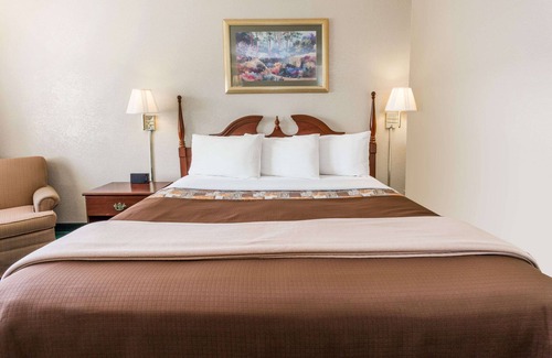 Peru Hotel | Knights Inn Peru