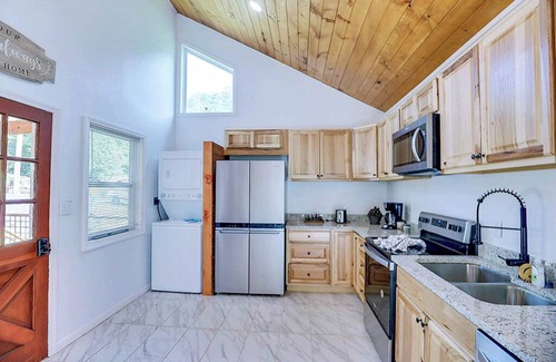 Kodak Cabin | Kodak - Deer Retreat - 3 bedroom - sleeps 6