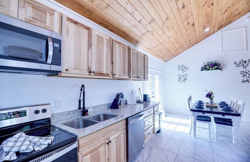 Kodak Cabin | Kodak - Deer Retreat - 3 bedroom - sleeps 6