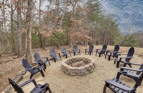 Kodak Cabin | Kodak - Hatters Hide A Way - 3 Bedrooms - Sleeps 12