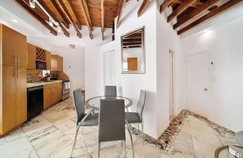 Hollywood Lakes Apartment | Komffy Waterside Escape w/Queen Bed and Free Parking