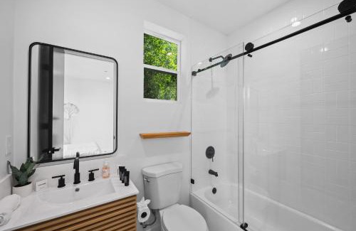 Pico-Union Apartment | Koreatowns Best Deluxe 2BR with Private Roof Deck