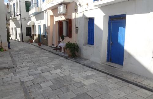 Ormos Korthiou Apartment | Korthi central appartment by the seaside.